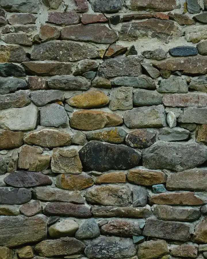Dry-laid rubble stone wall