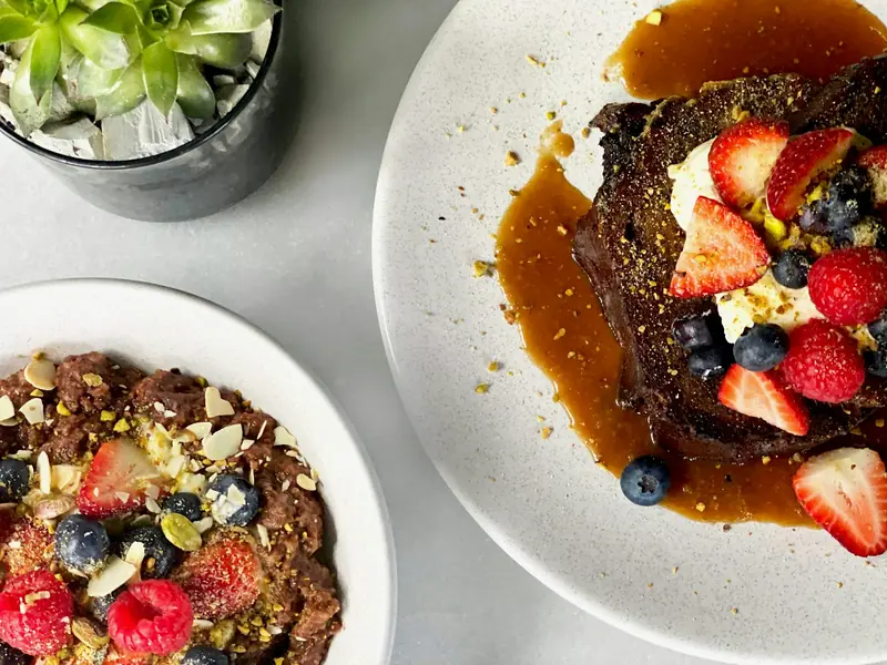 French toast with strawberries and caramel